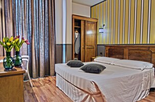 Hypo-allergenic bedding, minibar, in-room safe, desk