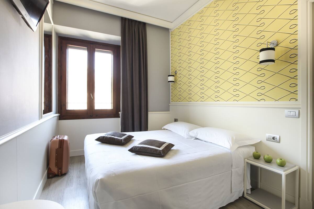 Double Room Single Use | Hypo-allergenic bedding available, minibar, in-room safe, desk