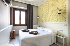 Quarto casal de uso individual | Roupas de cama antialérgicas, frigobar, cofres nos quartos, escrivaninha