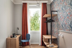 Minibar, desk, blackout curtains, iron/ironing board - BYPILLOW Goldoni (Florence)