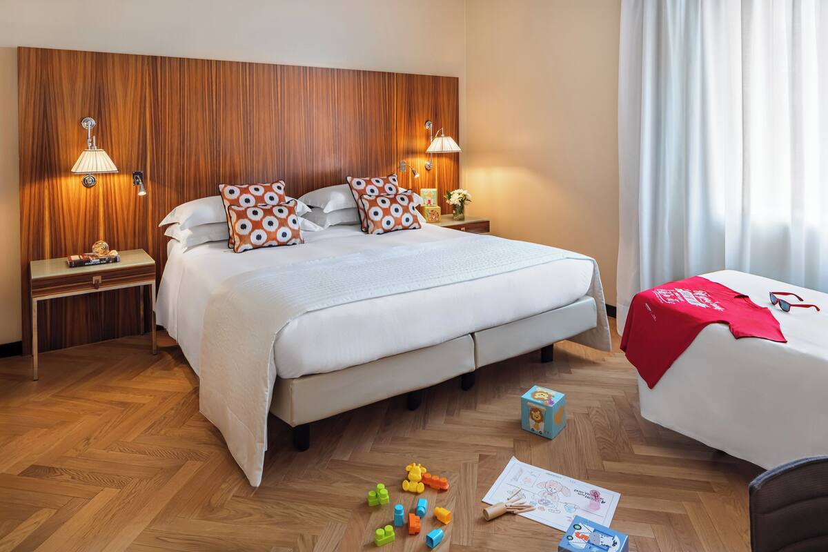 Family Room | Peralatan tempat tidur hipoalergenik, peti besi dalam bilik, meja 