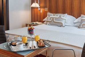 Literie hypoallergénique, coffres-forts dans les chambres, bureau