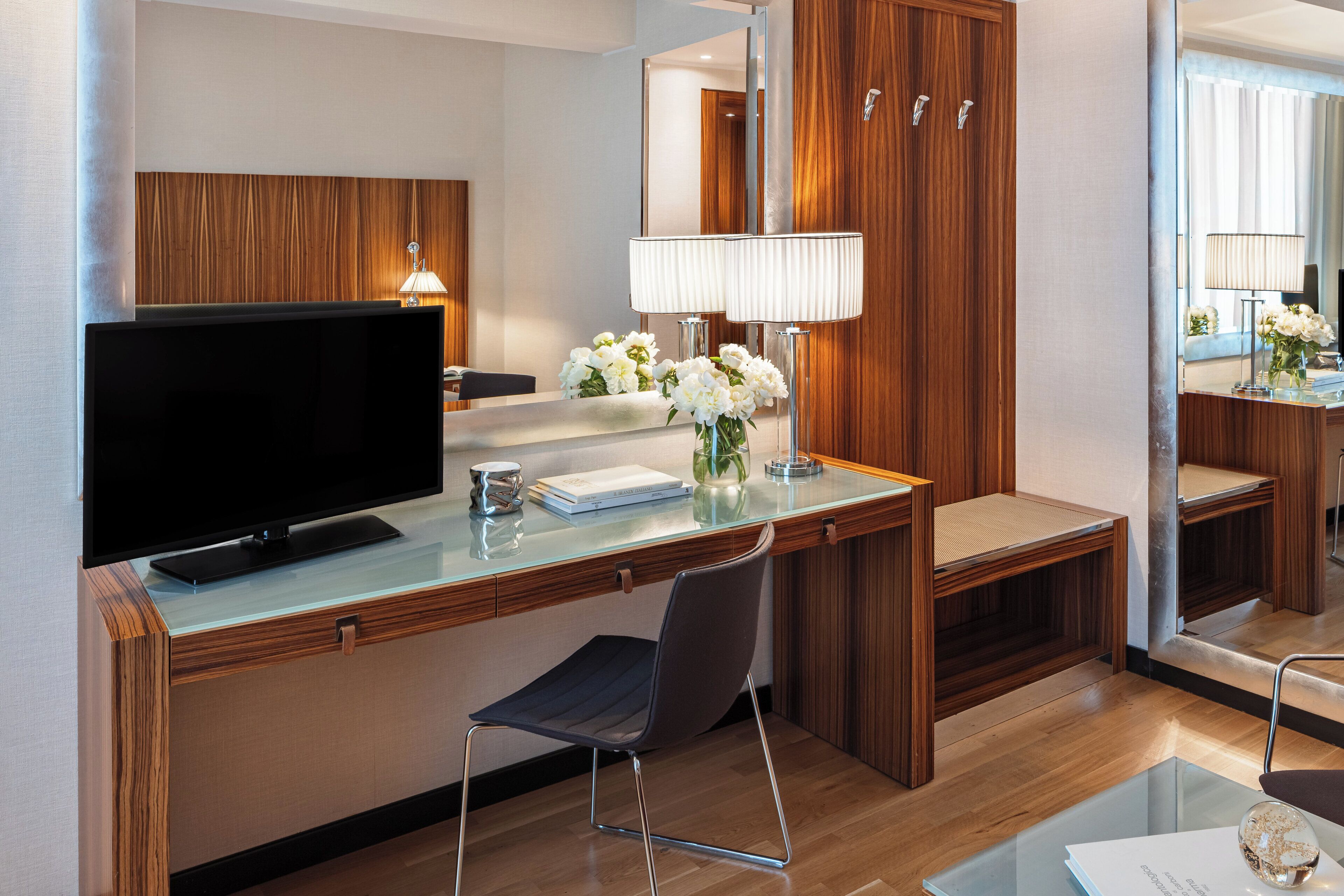 deluxe double room | 1 bedroom, hypo-allergenic bedding, in-room safe, desk