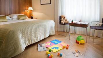 Hypo-allergenic bedding, in-room safe, desk, blackout drapes