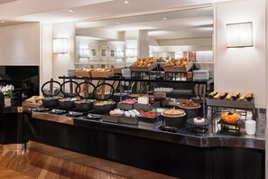 Petit déjeuner buffet (15 EUR par personne)