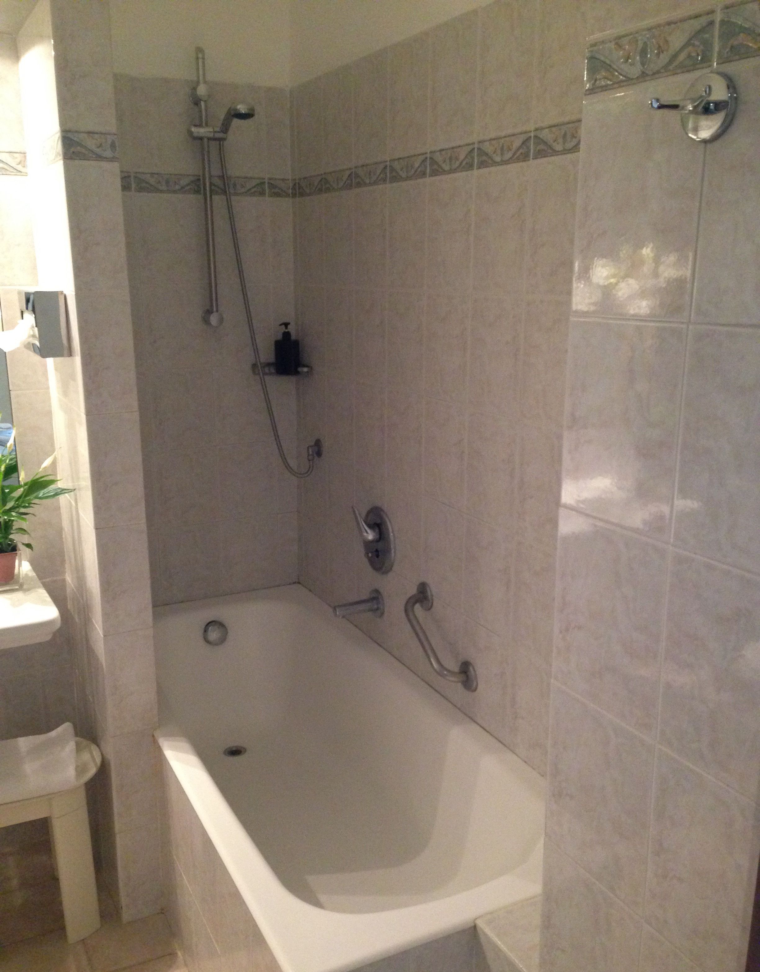 Une salle de bain avec une baignoire, une douche et des toilettes.