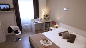 Daunenbettdecken, Minibar, Zimmersafe, Schreibtisch