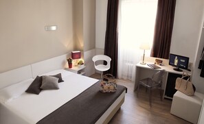 Down comforters, minibar, in-room safe, desk - Hotel Mennini (Milan)