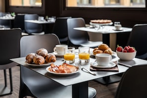Free daily buffet breakfast