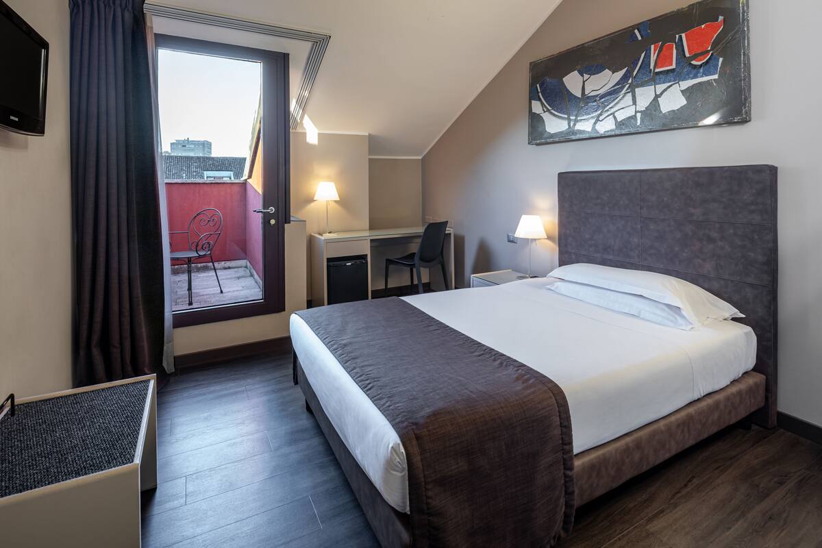 Donsdekens, een minibar, een kluis op de kamer, een bureau