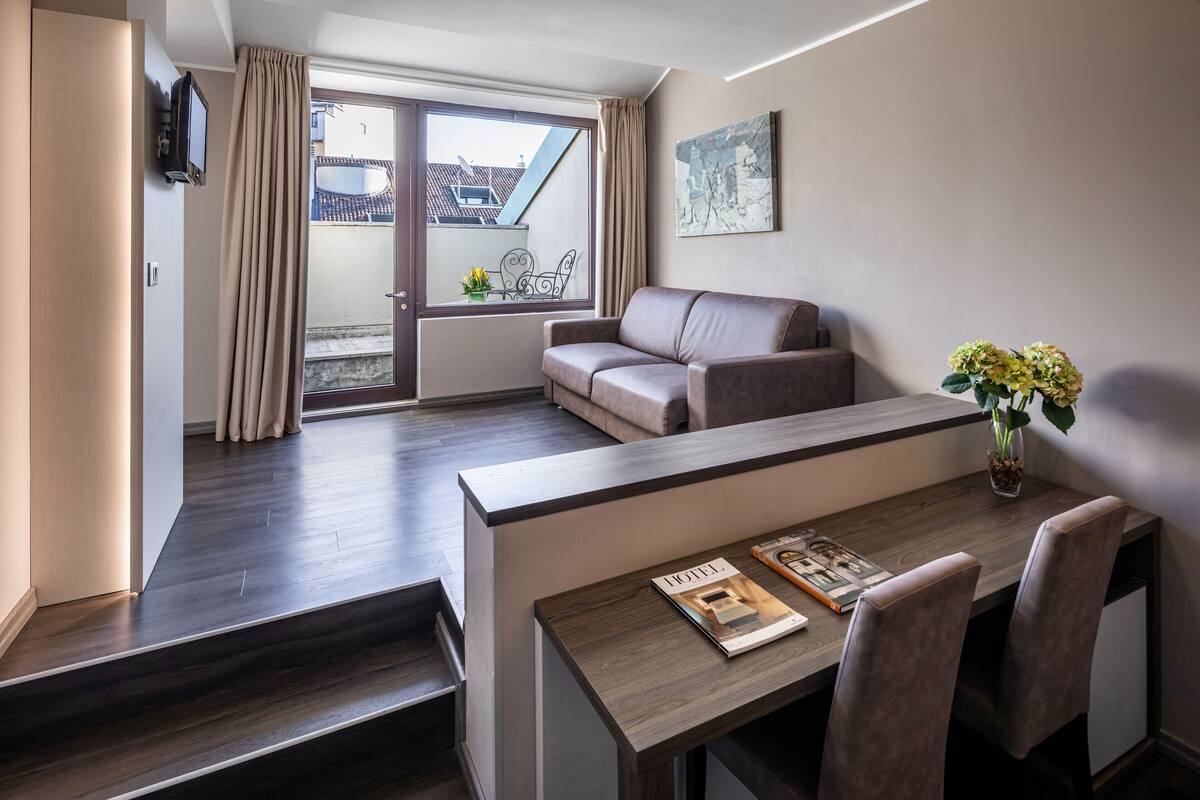 Donsdekens, een minibar, een kluis op de kamer, een bureau