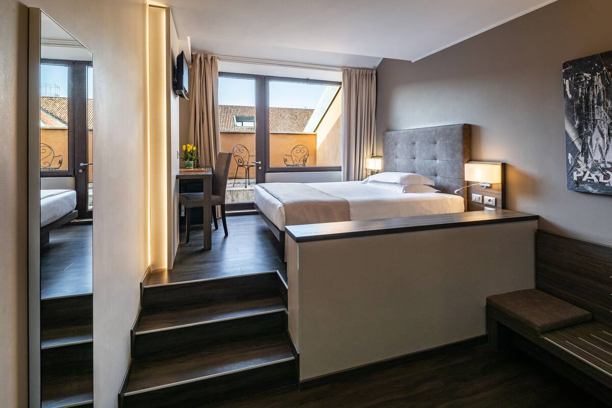 Superior eenpersoonskamer | Donsdekens, een minibar, een kluis op de kamer, een bureau