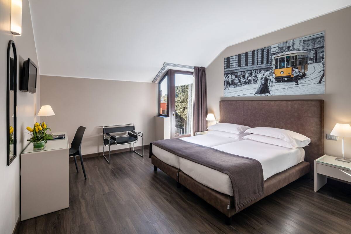 Klassieke kamer, 1 twee- of 2 eenpersoonsbedden | Donsdekens, een minibar, een kluis op de kamer, een bureau