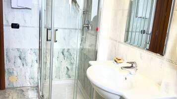 Shower, free toiletries, hair dryer, bidet