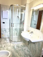 Shower, perlengkapan mandi gratis, pengering rambut, dan kloset