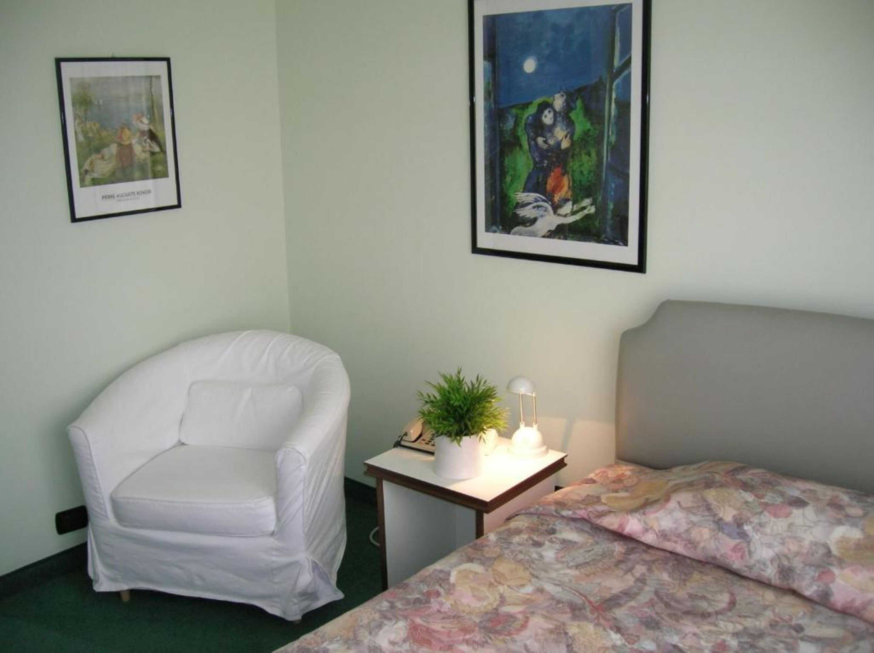 traditional single room, 1 large single bed, private bathroom | 1 bedroom, premium bedding, down duvets, in-room safe