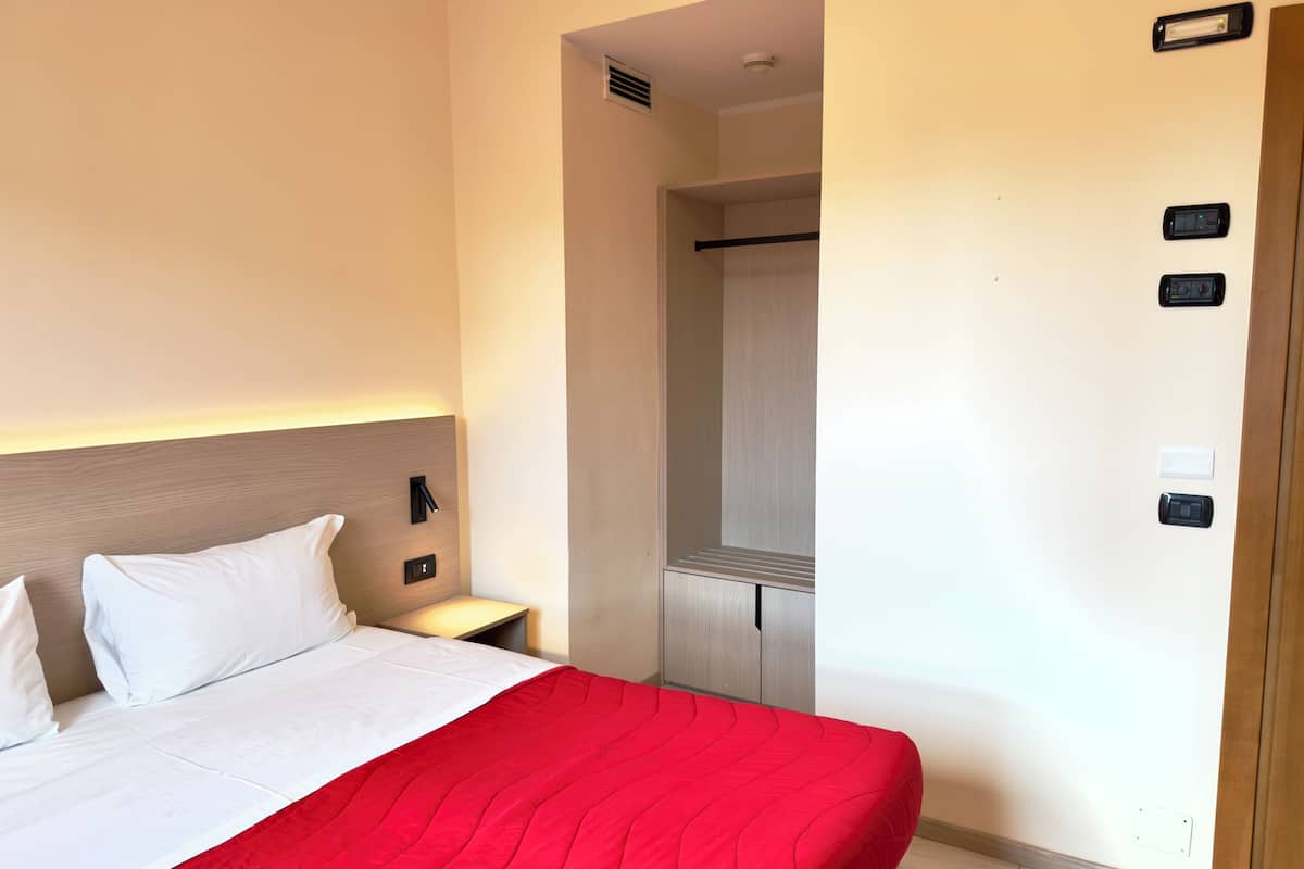 Quarto casal superior | Roupas de cama premium, edredons de pluma, cofres nos quartos