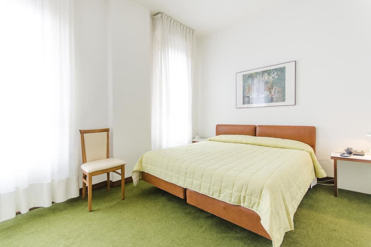Hochwertige Bettwaren, Daunenbettdecken, Zimmersafe, Schreibtisch