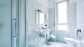 Superior Double Room | Bathroom | Shower, free toiletries, hair dryer, bidet