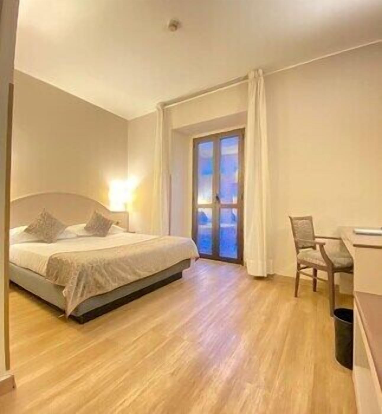 Edredons de pluma, frigobar, cofres nos quartos, escrivaninha