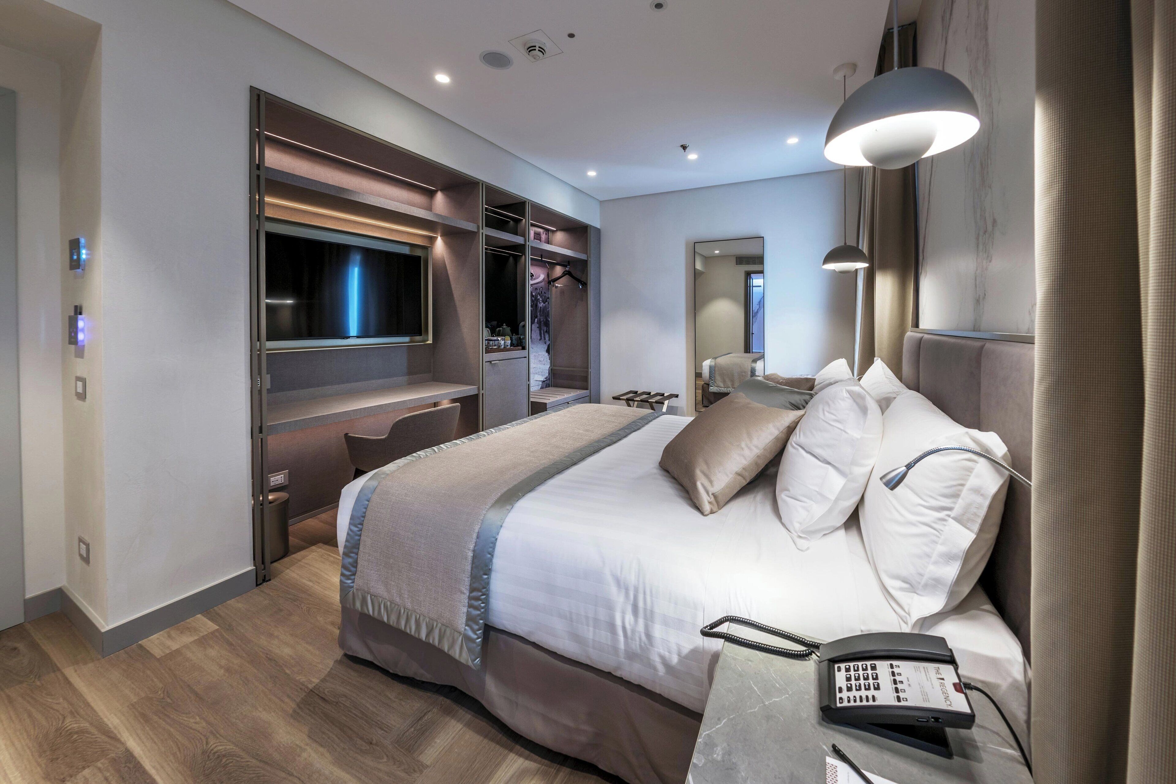 Rom – deluxe, 1 queensize-seng, byutsikt (Balcony) | Safe på rommet, individuelt innredet og skrivebord