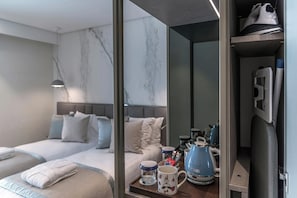 Kamar Klasik, 2 Tempat Tidur Twin | Brankas, dilengkapi dengan perabotan berbeda-beda, dan meja kerja