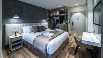 Klassieke kamer, 1 kingsize bed | Een kluis op de kamer, individueel gemeubileerd, een bureau