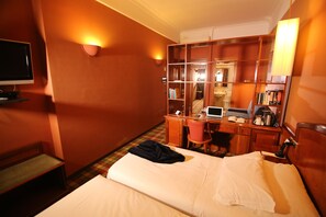 Habitación Deluxe | Ropa de cama de alta calidad y minibar 
