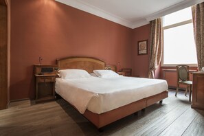 高档床上用品、迷你吧、客房内保险箱、特色家居