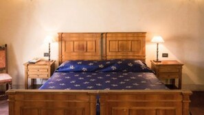 ميني بار وخزنة داخل الغرفة ومكتب ومكواة/لوح كي