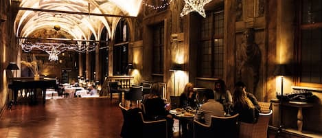 Breakfast, lunch, dinner served; garden views