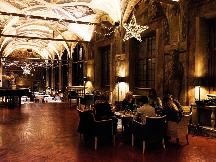 Se sirven desayunos, comidas y cenas con vista al jardín