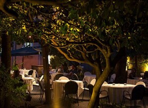 Breakfast, lunch, dinner served; garden views - Columbus (Rome)