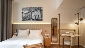 A modern hotel room with a large bed, bedside table, lamp, and a desk with a chair. - Cosmopolita Rome Colosseum, Tapestry Collection by Hilton (Rome)