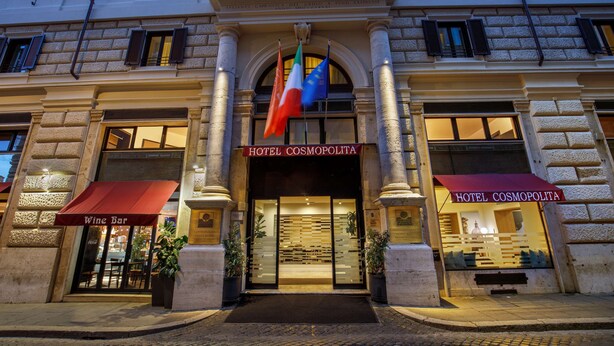A hotel entrance with a wine bar and a balcony. - Cosmopolita Rome Colosseum, Tapestry Collection by Hilton (Rome)