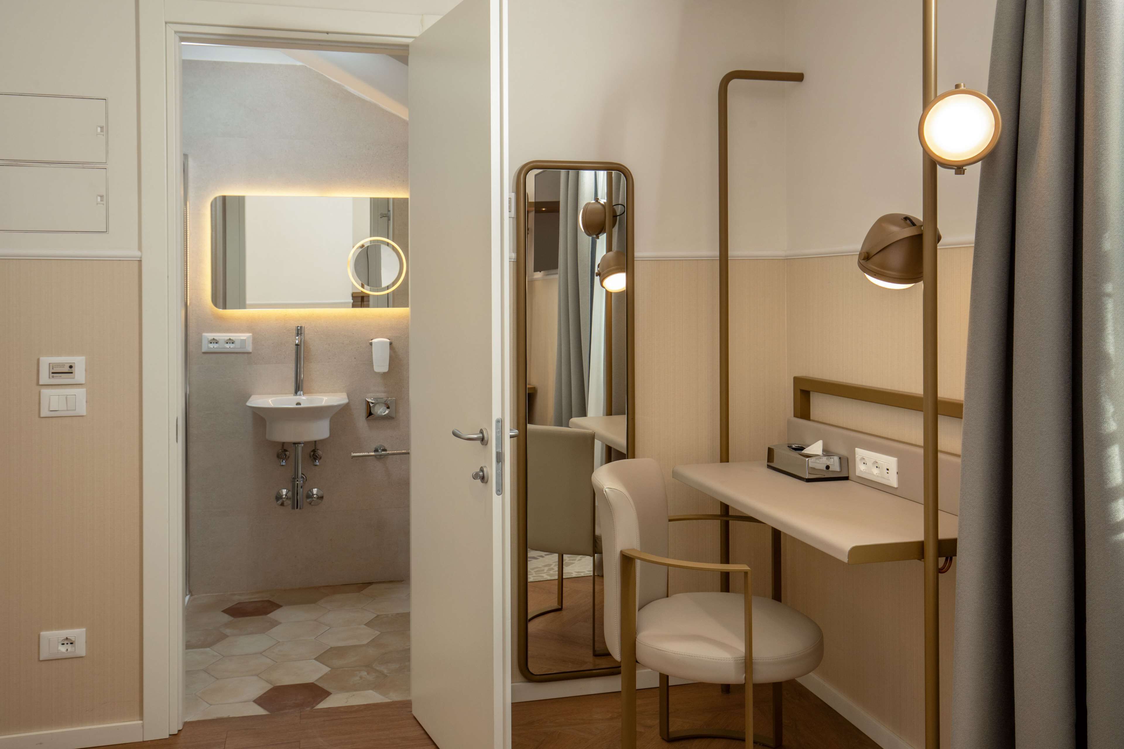 room, 1 queen bed | 1 bedroom, premium bedding, minibar, in-room safe