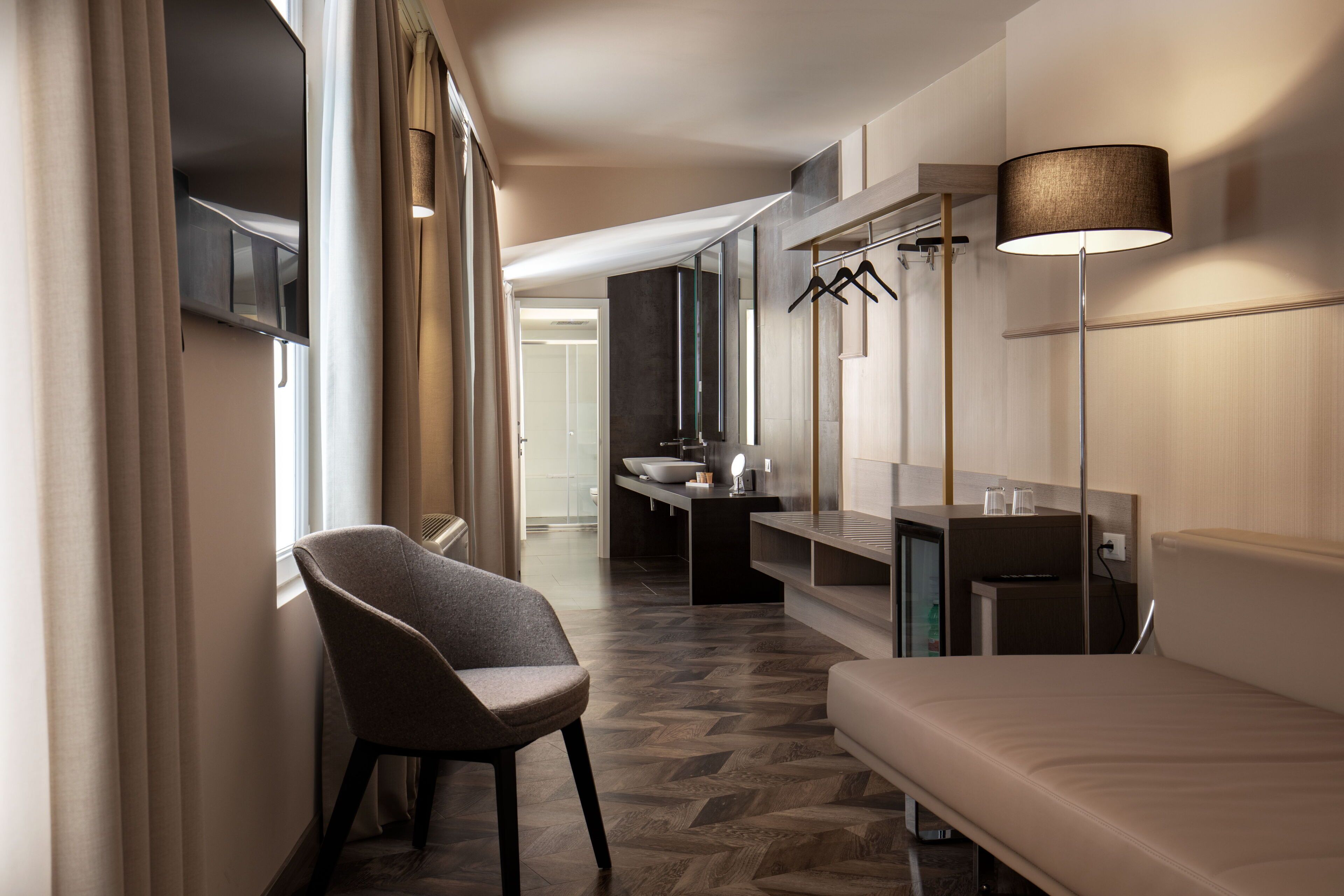 junior suite, 1 king bed | 1 bedroom, premium bedding, minibar, in-room safe