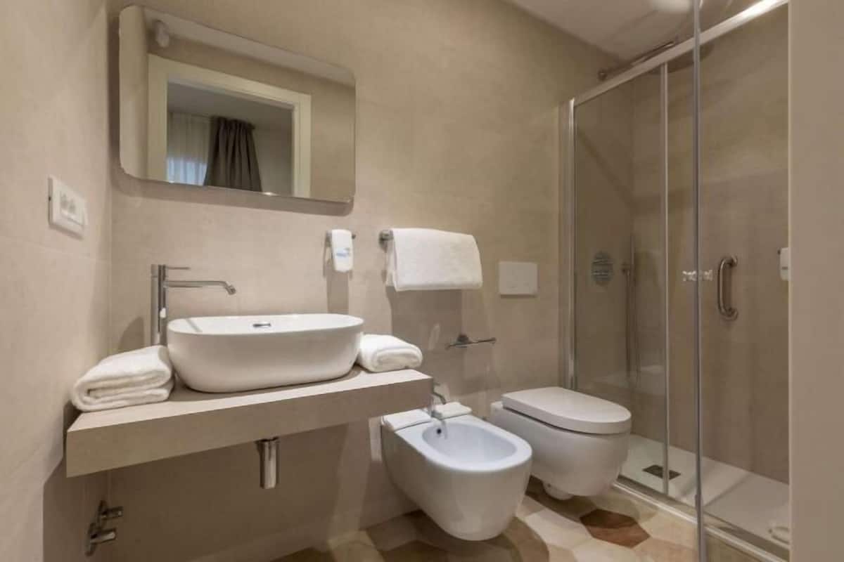 Douche, articles de toilette gratuits, sèche-cheveux