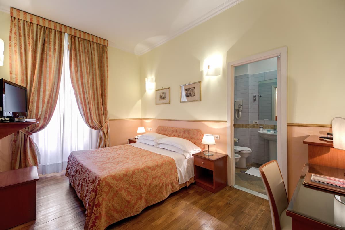 Minibar, in-room safe, iron/ironing board, free WiFi