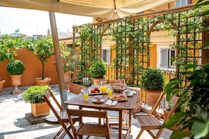 Family Quadruple Room, Terrace | Minibar, in-room safe, iron/ironing board (on request), WiFi (free) - Hotel Tiziano (Rome)