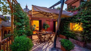 Quadrupla familiare, terrazzo | Minibar, una cassaforte in camera, ferro/asse da stiro, Wi-Fi gratuito