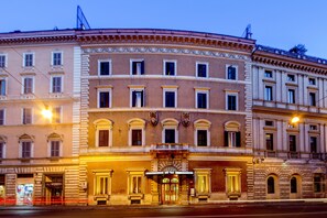 住宿正面 (夜晚)