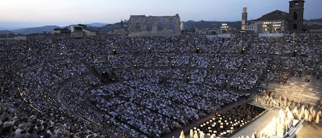 Un gran anfiteatro al aire libre con asientos escalonados y un escenario.