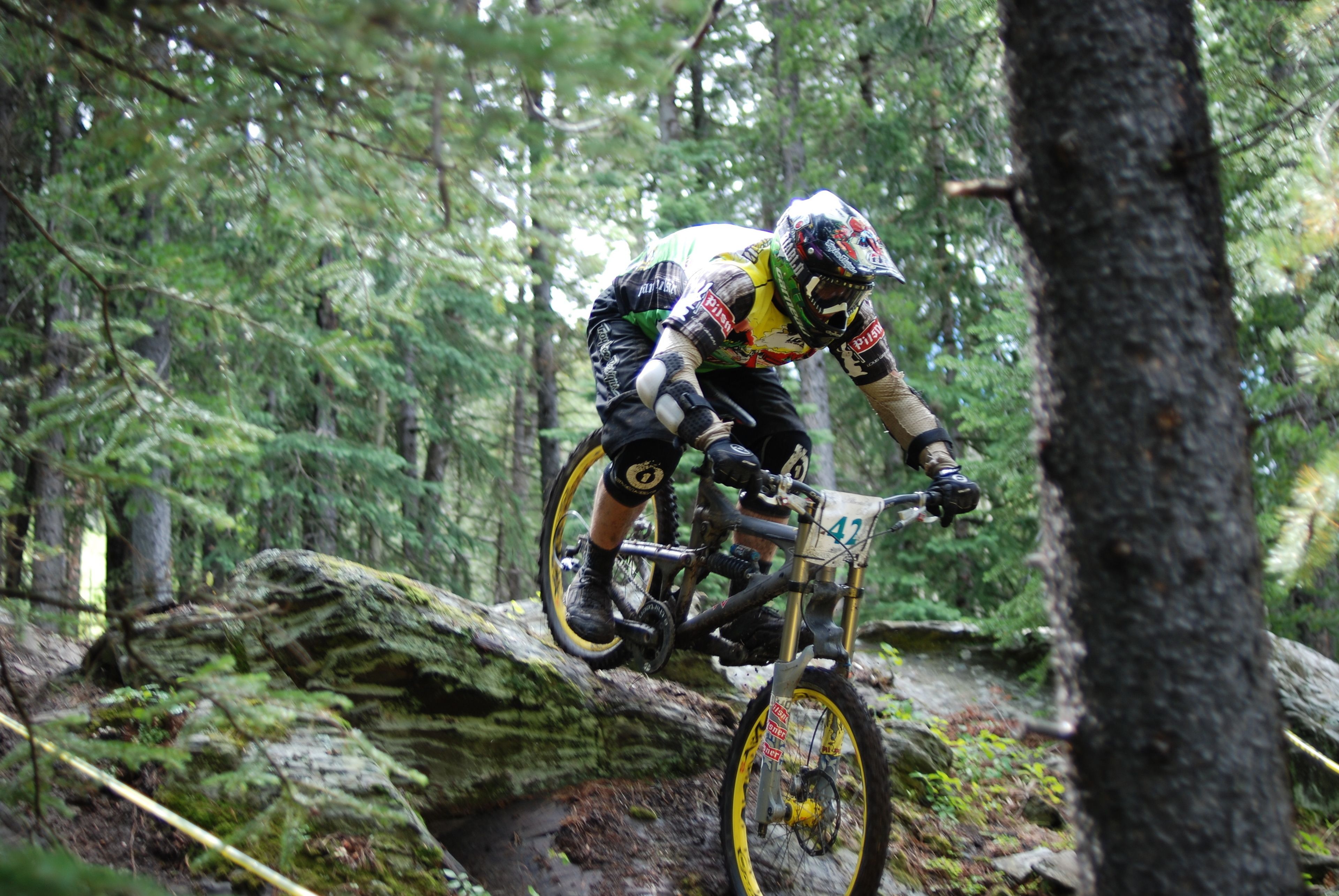 Un ciclista de montaña recorre un sendero en el bosque.