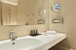 Classic Triple Room | Bathroom sink
