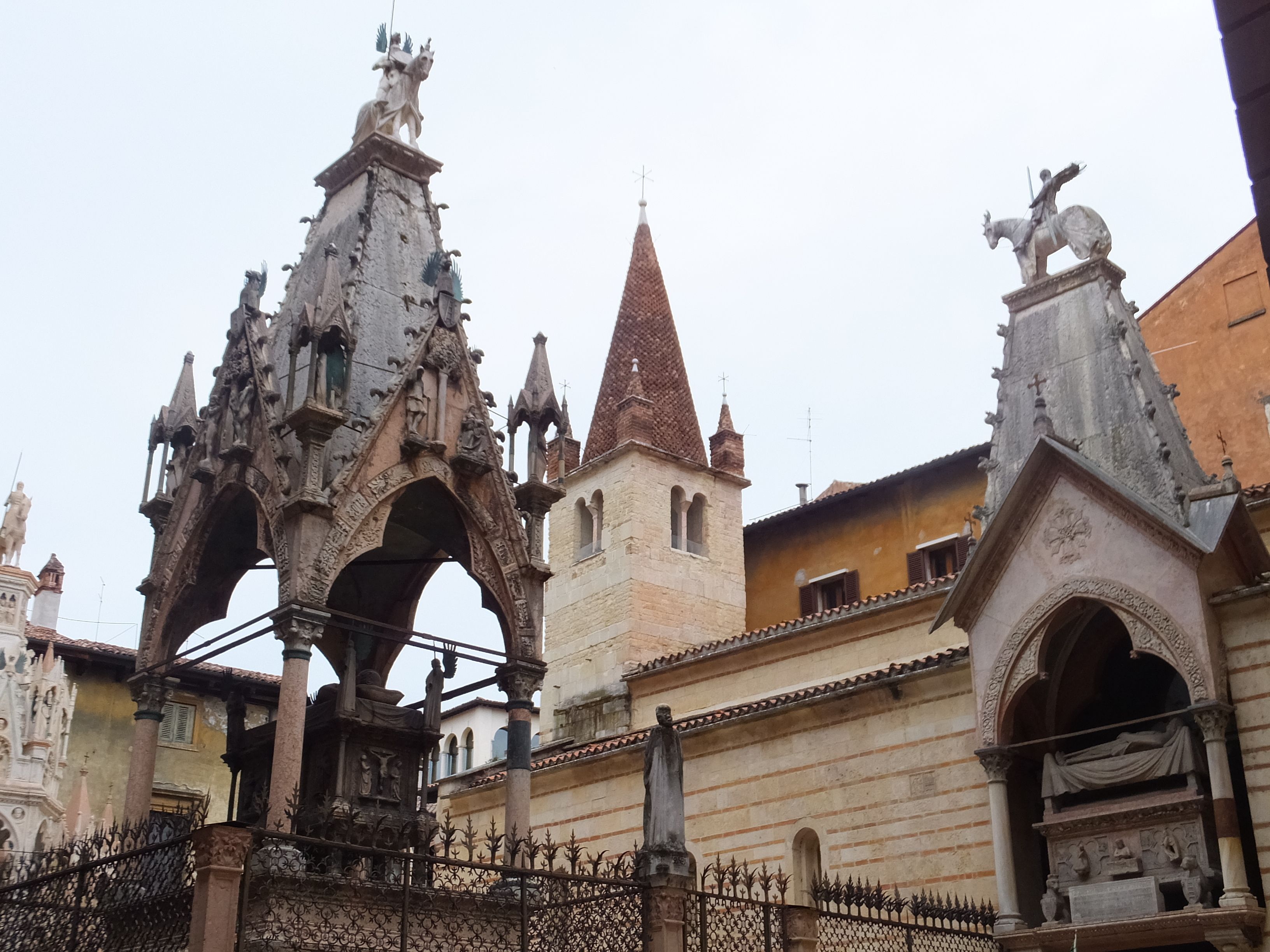 Un edificio histórico con arquitectura gótica ornamentada, que incluye arcos apuntados y estatuas.