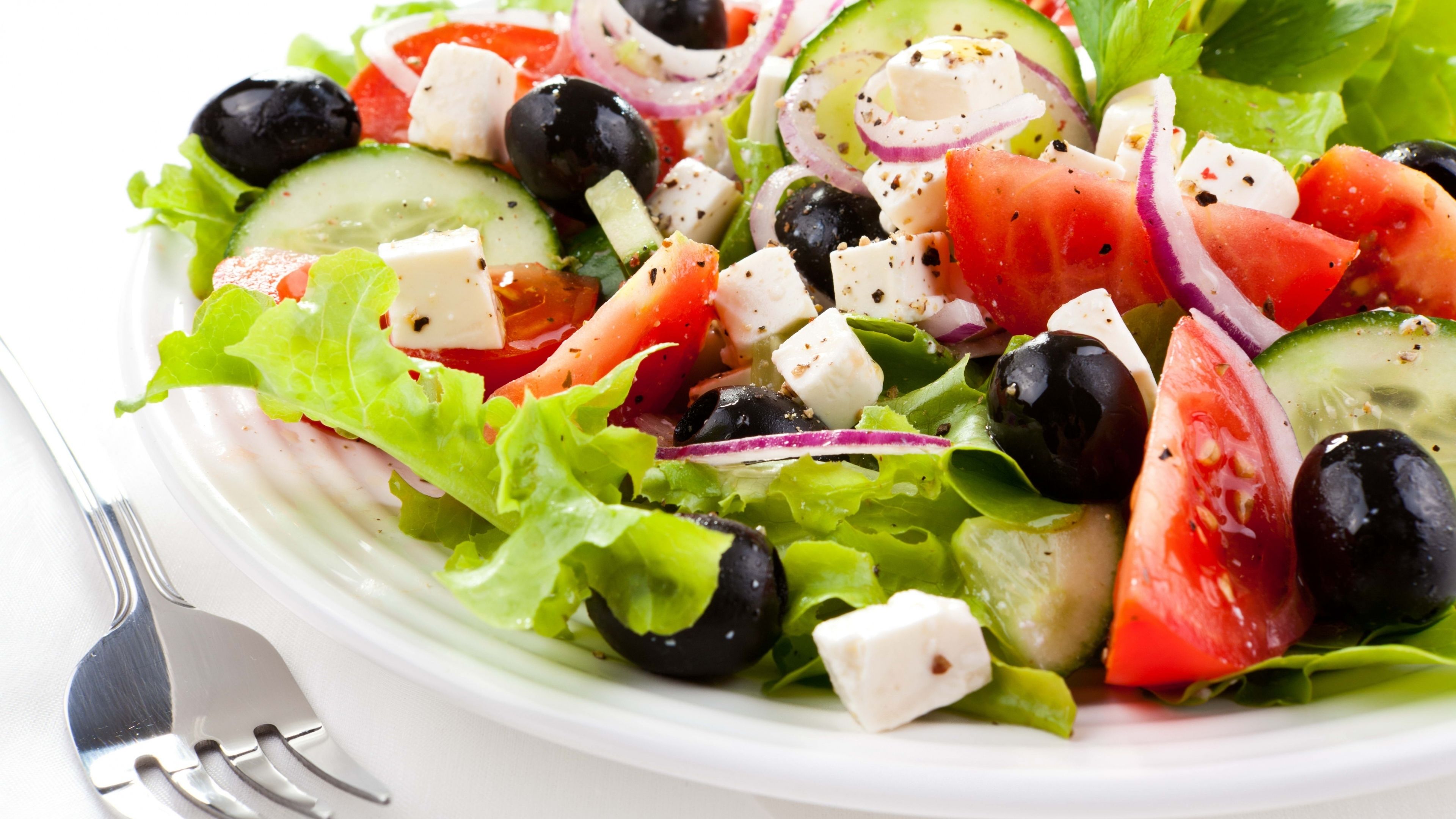 Ensalada con diferentes verduras y queso.