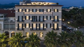 A multi-story hotel with a classic European architectural style, featuring balconies and a central entrance. - Hotel Plaza e de Russie (Viareggio)
