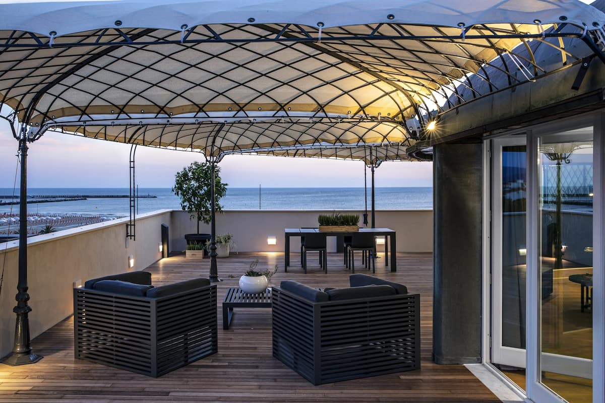 PENTHOUSE SUD | เครื่องนอนระดับพรีเมียม, มินิบาร์, ตู้นิรภัยในห้องพัก, ผ้าม่านกันแสง