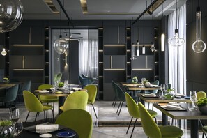 S'hi serveixen esmorzars, dinars, sopars i plats de cuina italiana